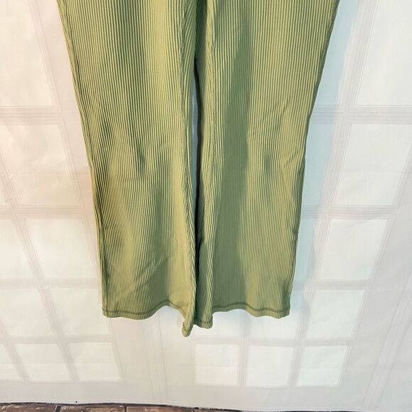 Athleta Sage Green Elation Ribbed V Back Cropped Flare Leggings Size Small - Picture 4 of 11